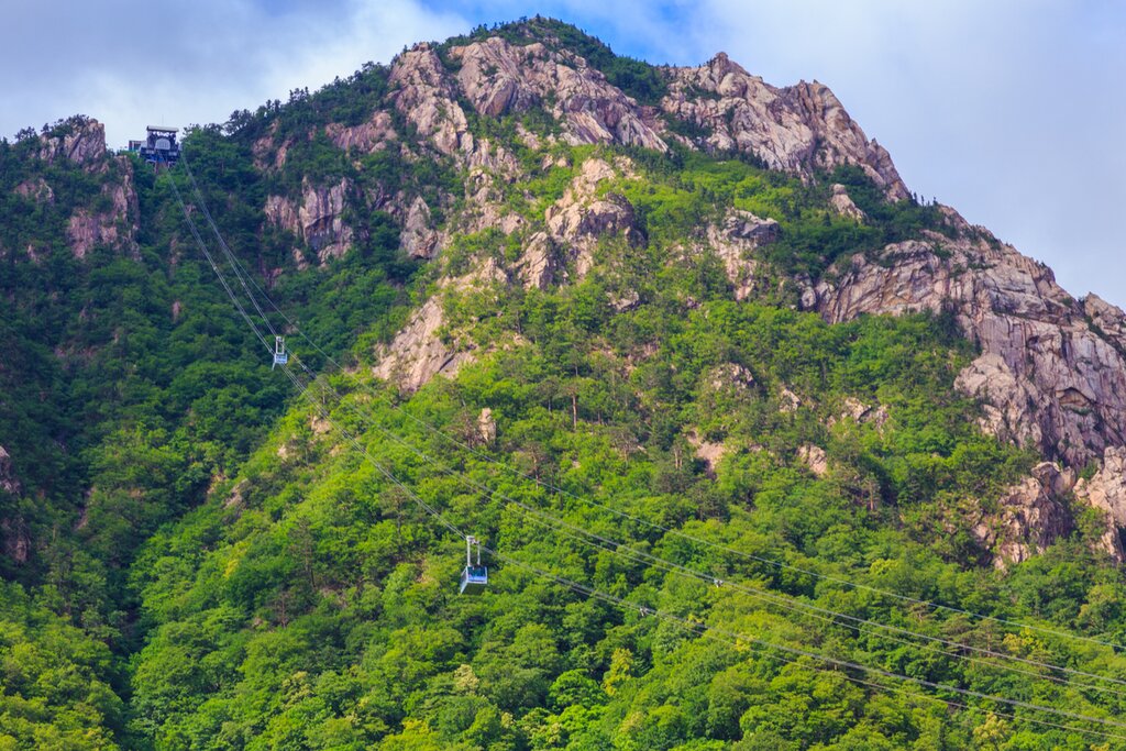 Visit the Picturesque Seoraksan National Park with Shinheungsa Temple