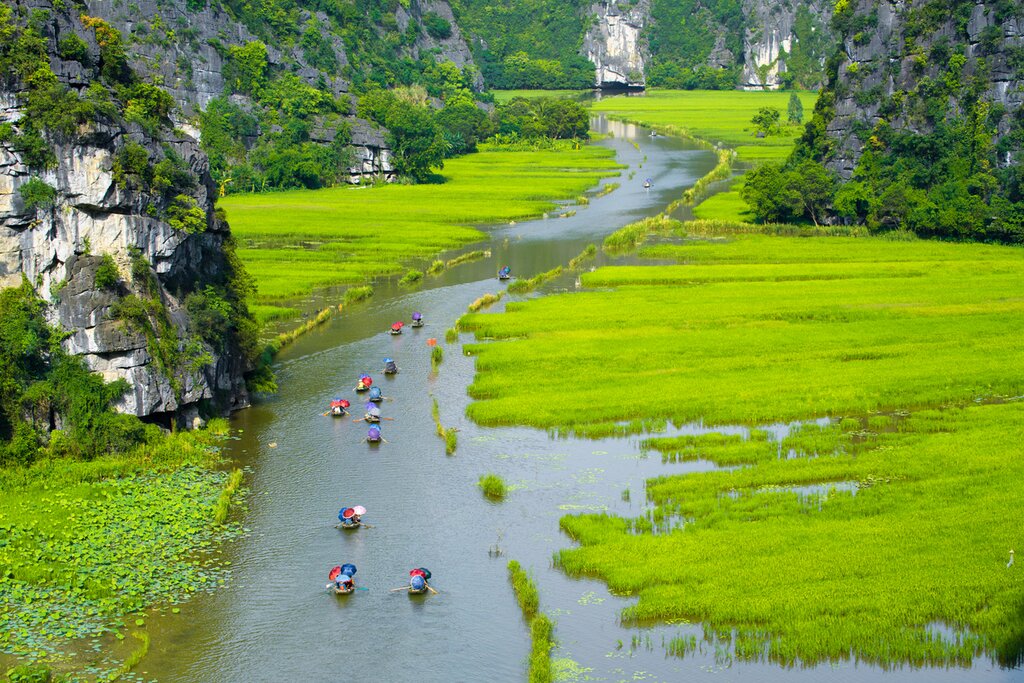 Board a sampan boat and sail through the widing rivers of the Ninh Binh province