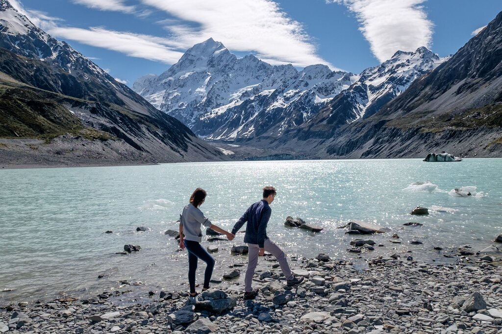 Drive your way from east to west while exploring the South Island's best national parks and attractions