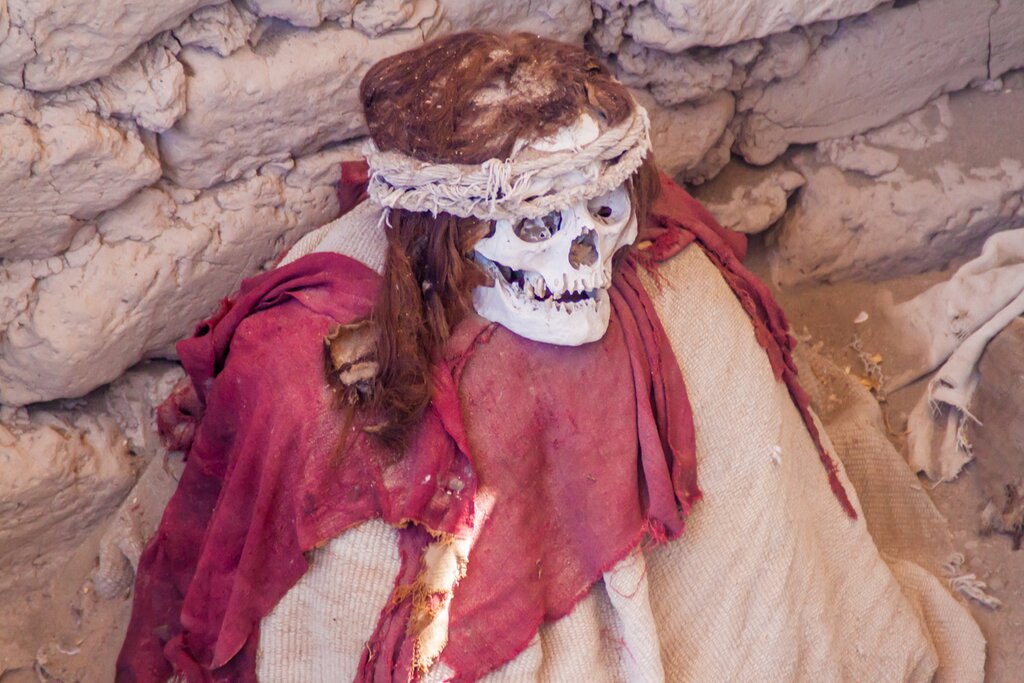Preserved mummy in a tomb of Chauchilla cemetery in Nazca, Peru