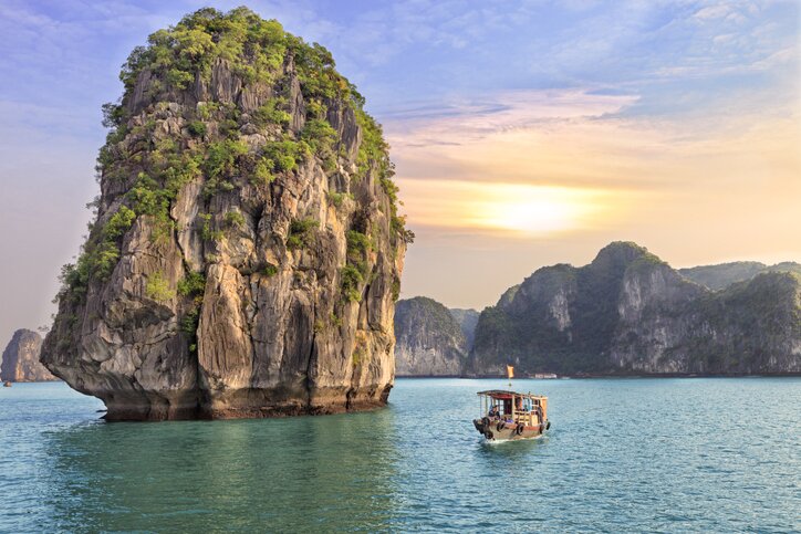 Cruising Ha Long Bay