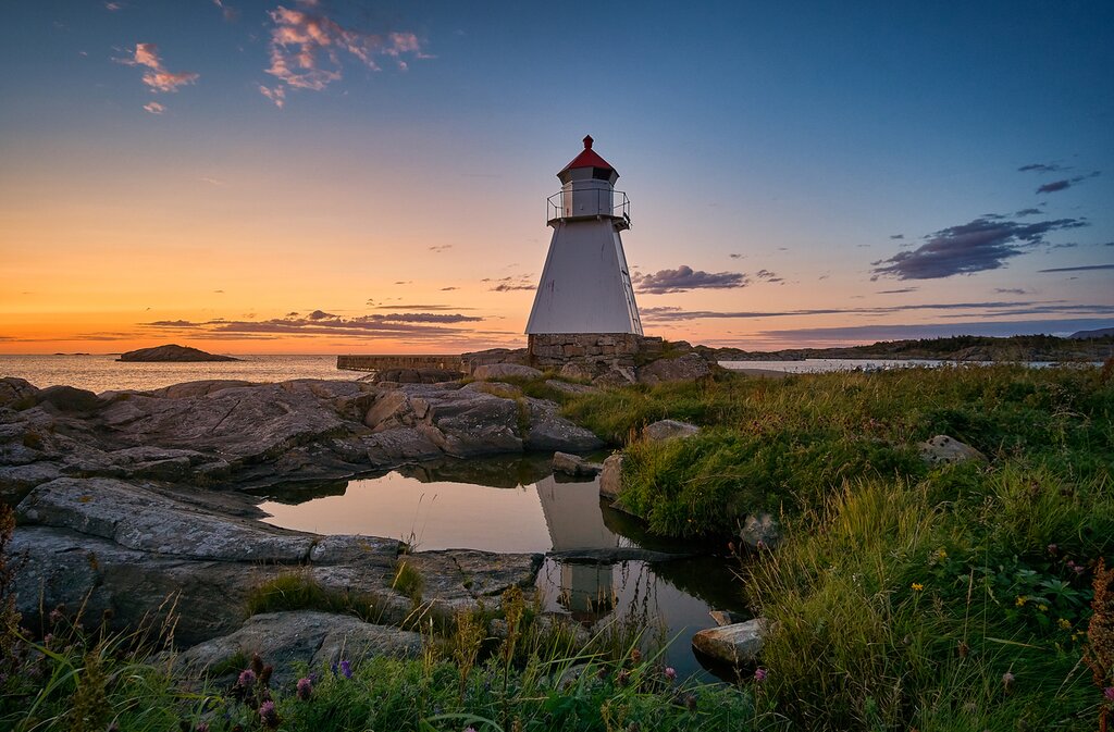 Experience the midnight sun of a Norwegian summer near Ålesund