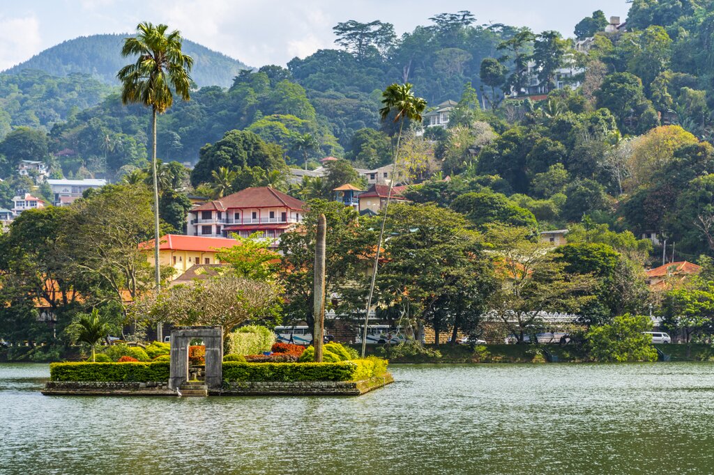 Kandy's lakeside Royal Temple