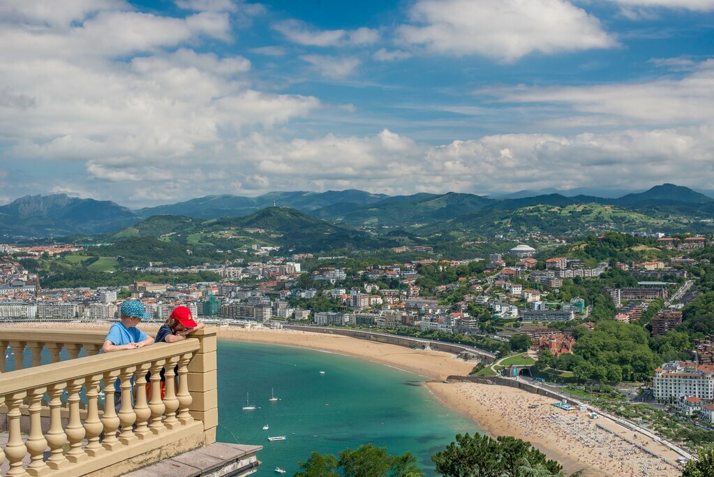 Kids looking out over San Sebastián's La Concha Beach