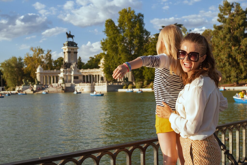 mother and daughter look over Retiro Park