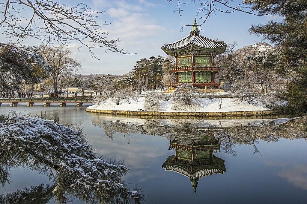 Visit Gyeongbokgung palace in winter for spectacular scenery