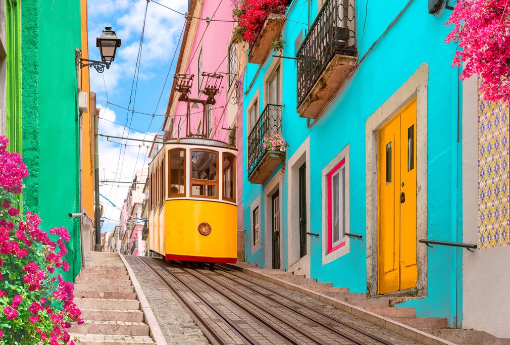 Luxury Meta: Up the Hills Private E-Bike Tour in Lisbon