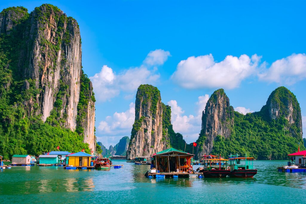 Boarding cruise in Ha Long Bay