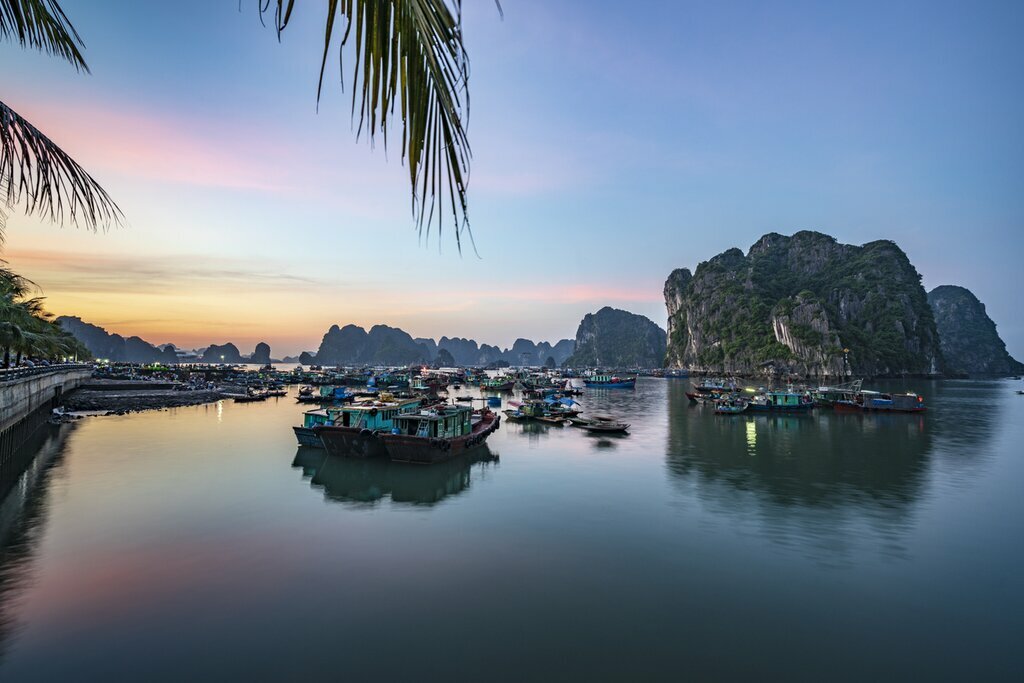 Spend the night on Ha Long Bay in a cruise ship