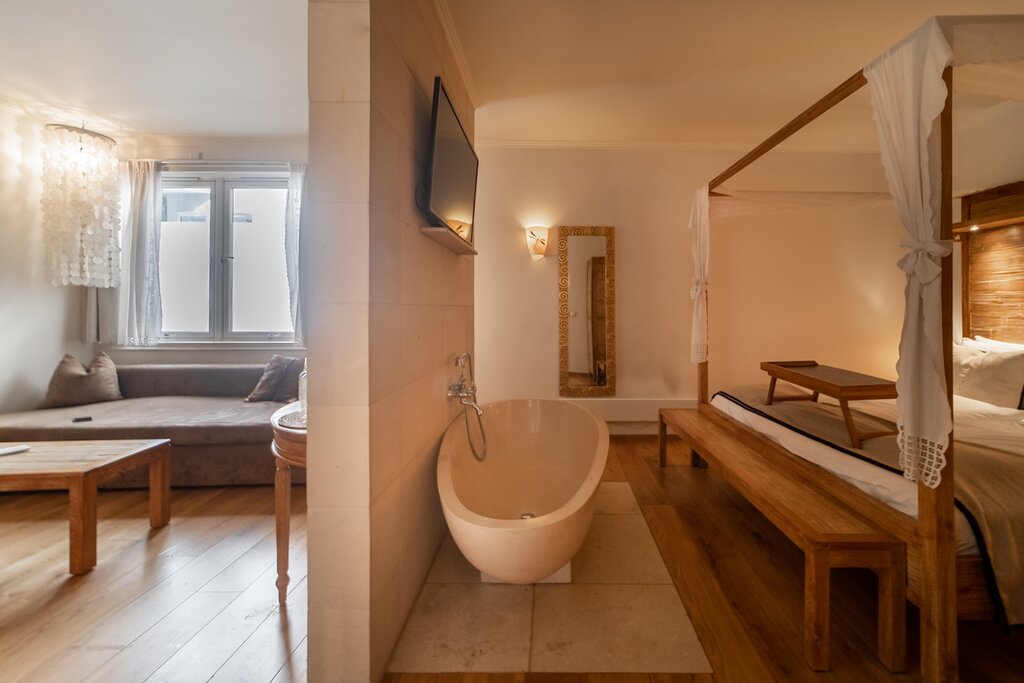 Hotel383