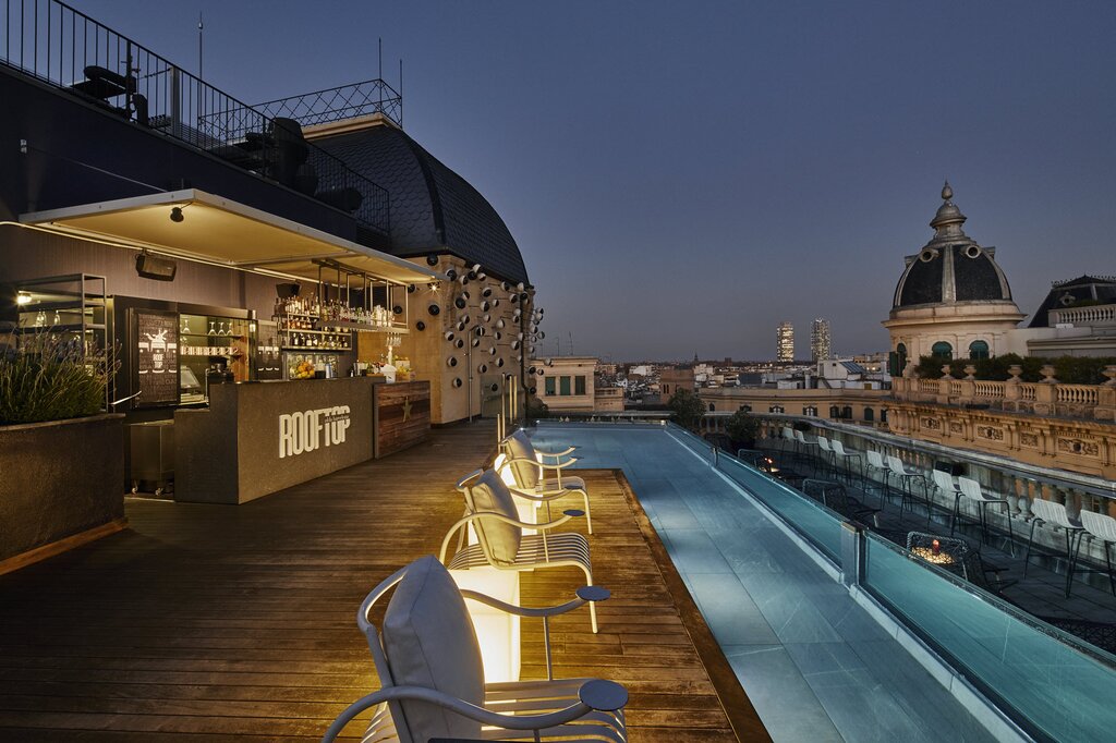Hotel695