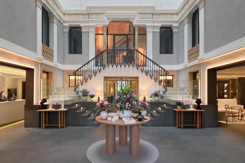 Hotel698