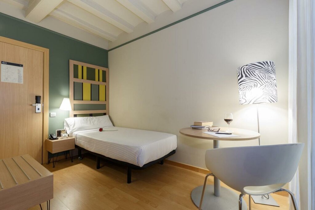 Hotel827