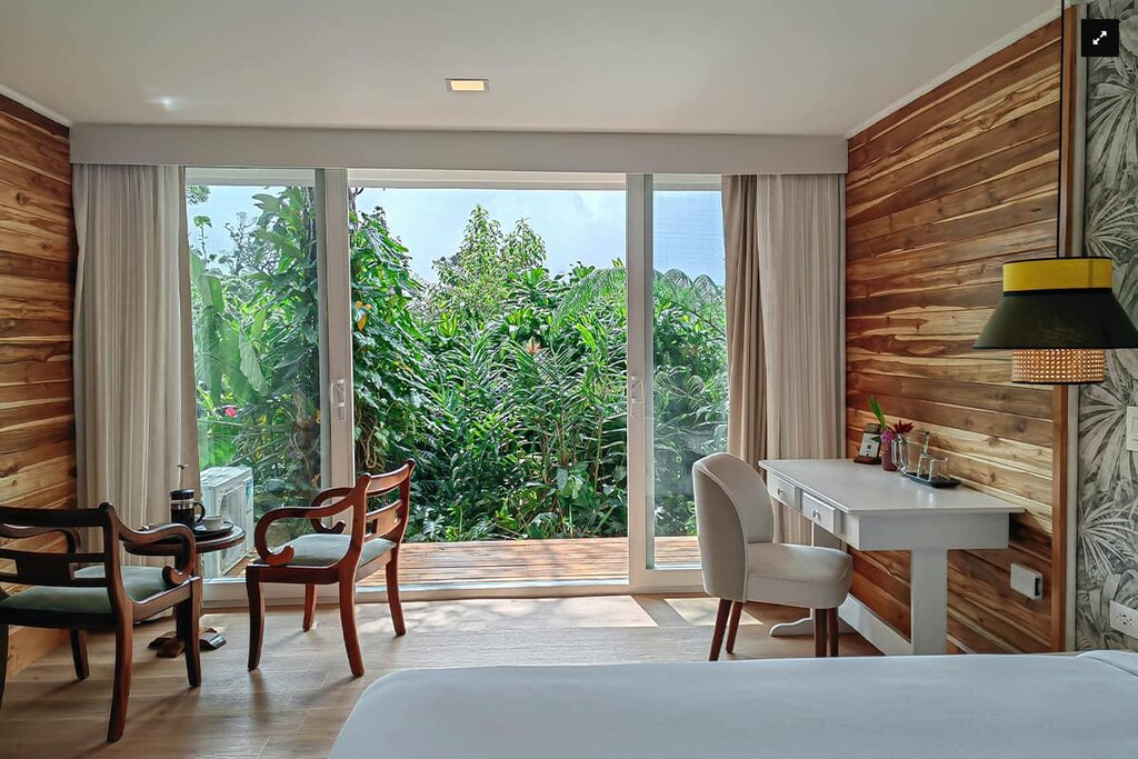 Hotel196