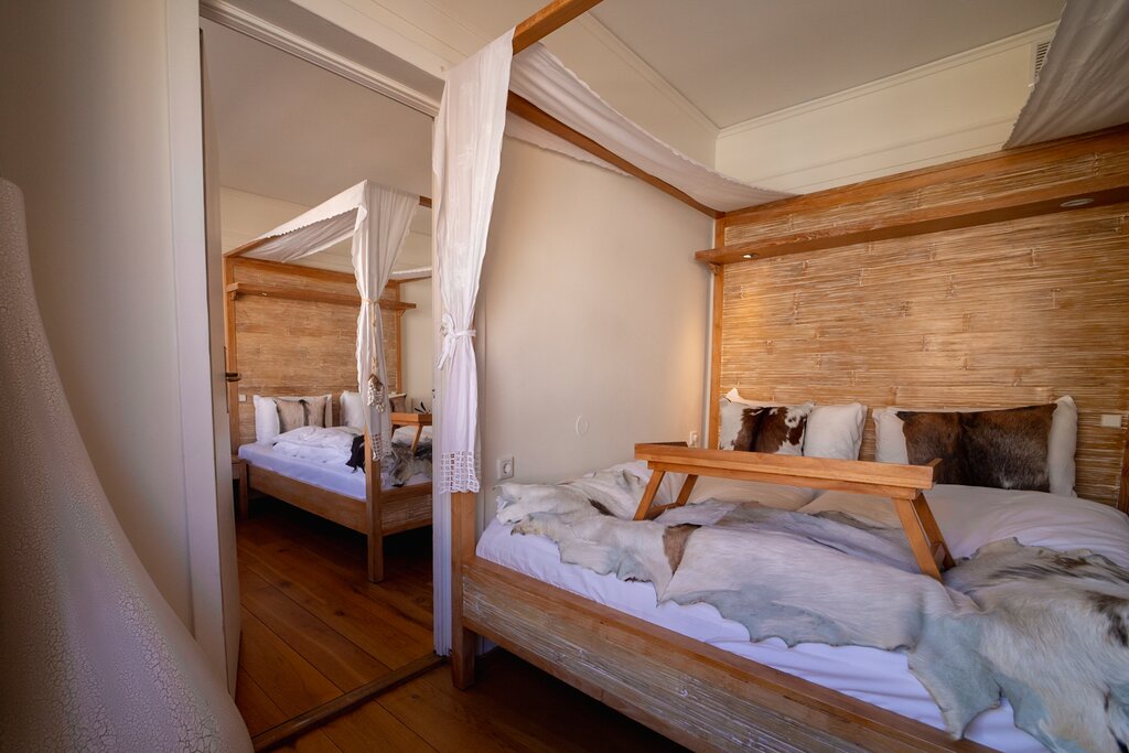Hotel383
