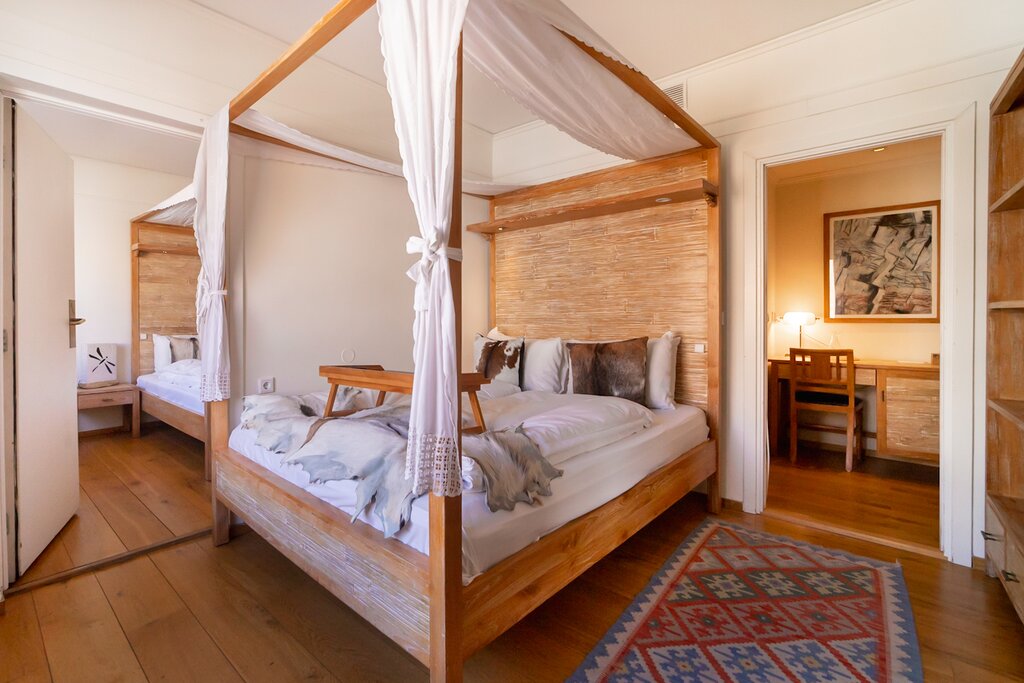 Hotel383