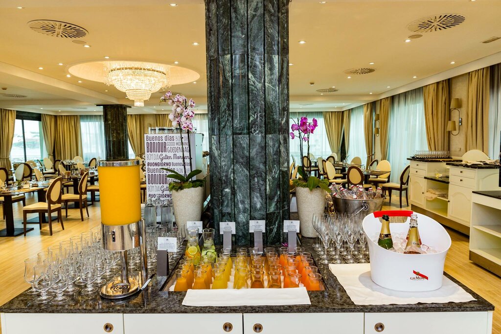 Hotel995