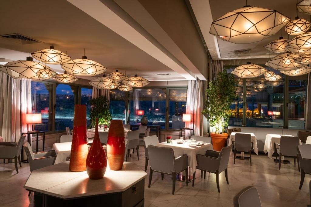 Hotel72