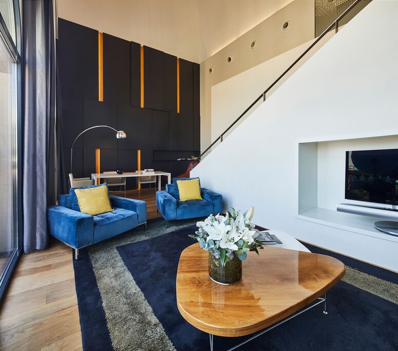 Hotel695