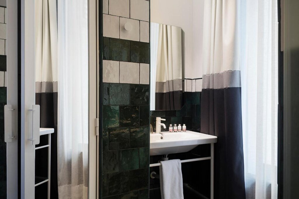 Hotel743