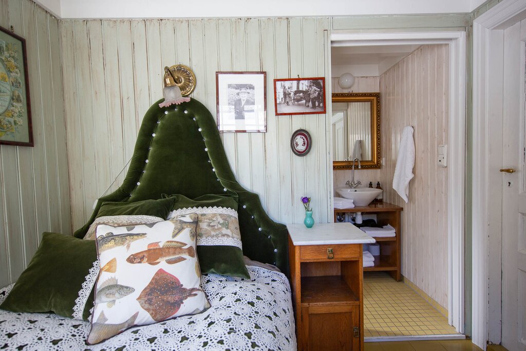 Hotel352