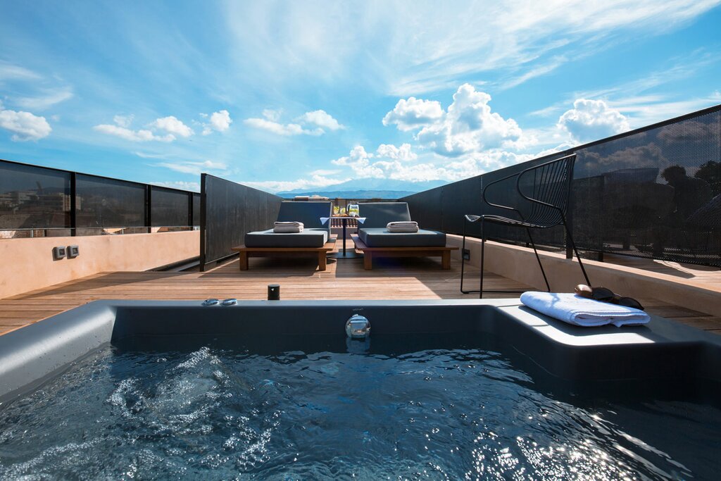 Hotel593