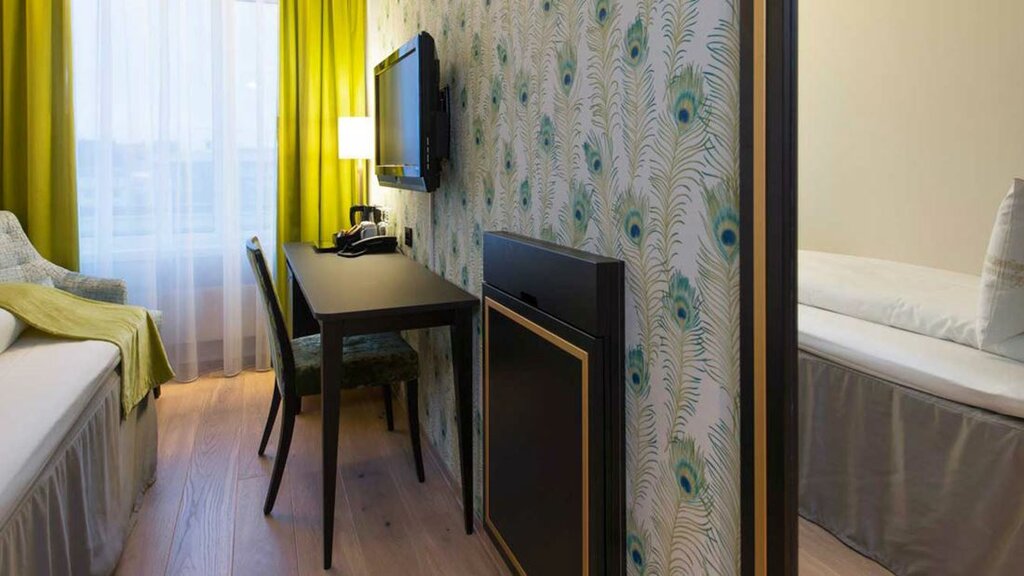 Hotel353
