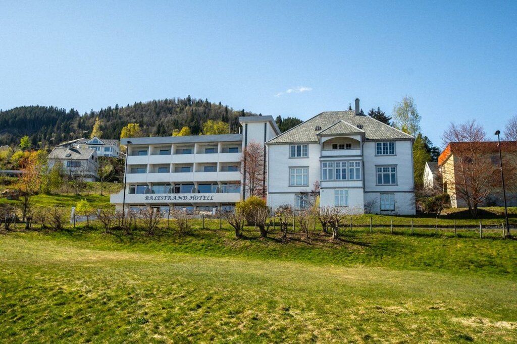 Hotel382
