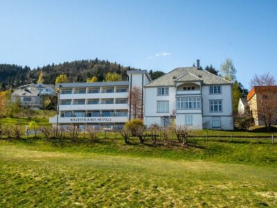 Hotel382